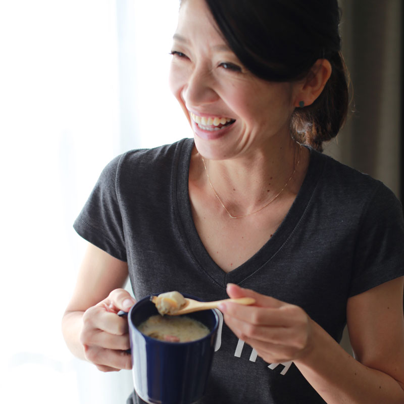 白いミネストローネを食べる市橋有里