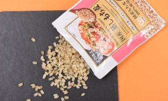 100％国産の「蒸しもち麦」｜炊かずにかけるだけでOK！話題の新商品を【実食ガチ採点】