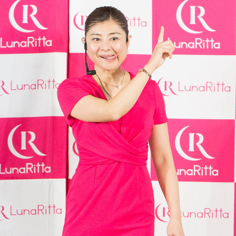 顔ヨガを見せる顔ヨガ講師の間々田佳子さん