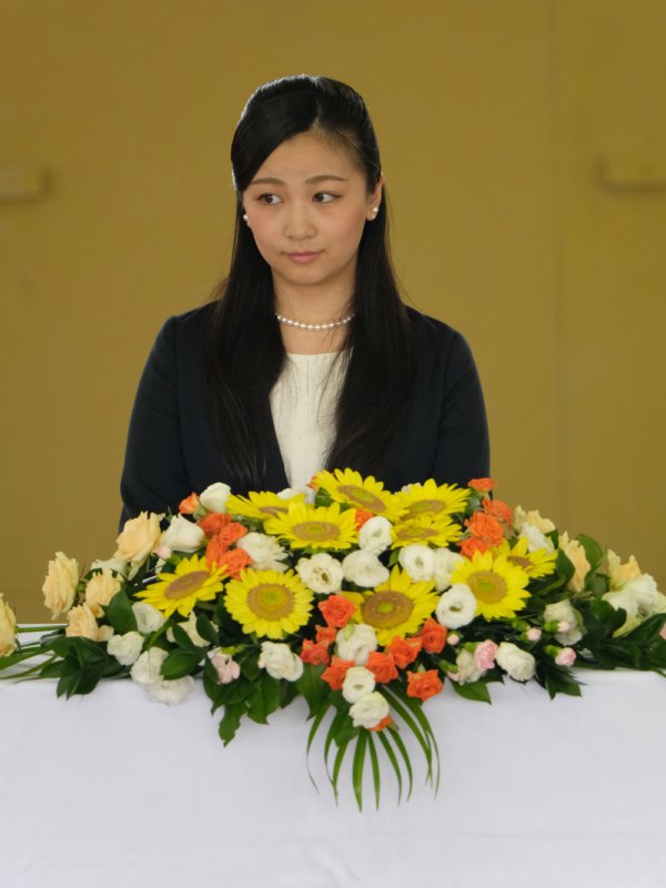 たくさんの花が飾られた壇に着席される佳子さま