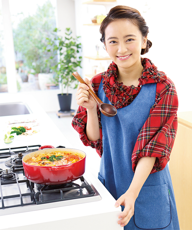 岡田結実さんとトマト鍋