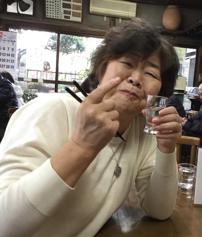 日本酒を飲みながら笑顔のオバ記者