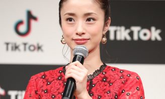 Adeam ワンピース　白石麻衣　赤ノースリーブ 白石麻衣バック開き透かし編みマーメイドシルエットニット