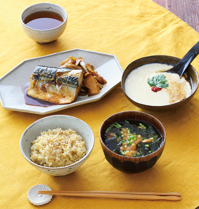 『2分でできるふるふる豆腐』『養生味噌汁』『玄米のしょうがごまごはん』『さばの黒酢煮』『発酵茶』が食卓に並んでいる