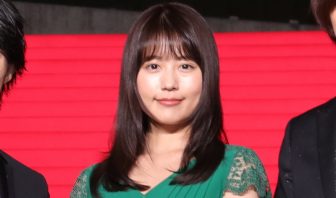 有村架純は緑ワンピで胸元に小ワザ光る！煌めく女優4人の【ファッションチェック】