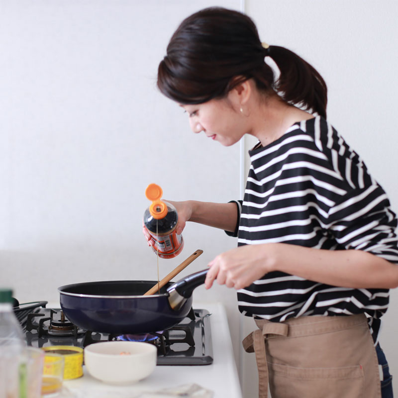 市橋有里がさばそぼろ丼を作っているところ