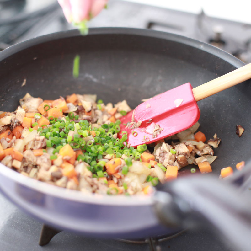 市橋有里がレシピを考案したさばそぼろ丼をつくってるところ