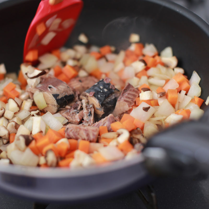 さばそぼろ丼をフライパンで炒めているところ