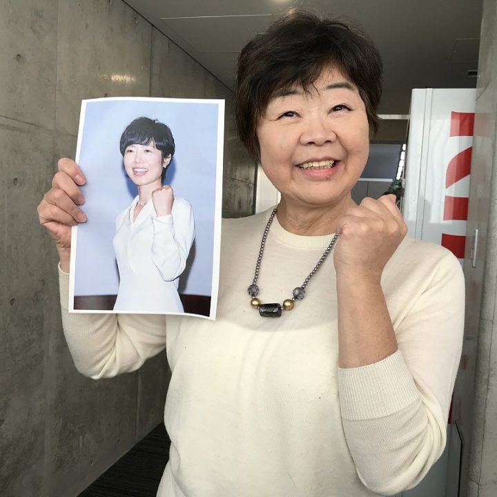 有働アナの写真を持つオバ記者こと野原広子