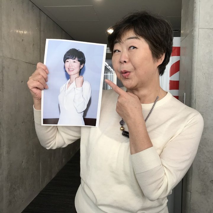 有働アナの写真を持つオバ記者こと野原広子