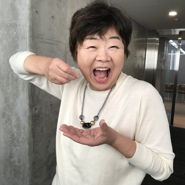 ご飯を食べるポーズをするオバ記者こと野原広子