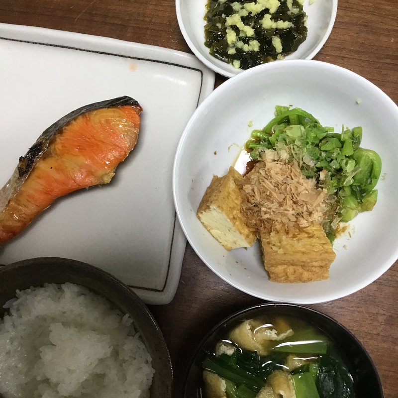 オバ記者の夕食。焼き鮭、味噌汁、ご飯、厚揚げ