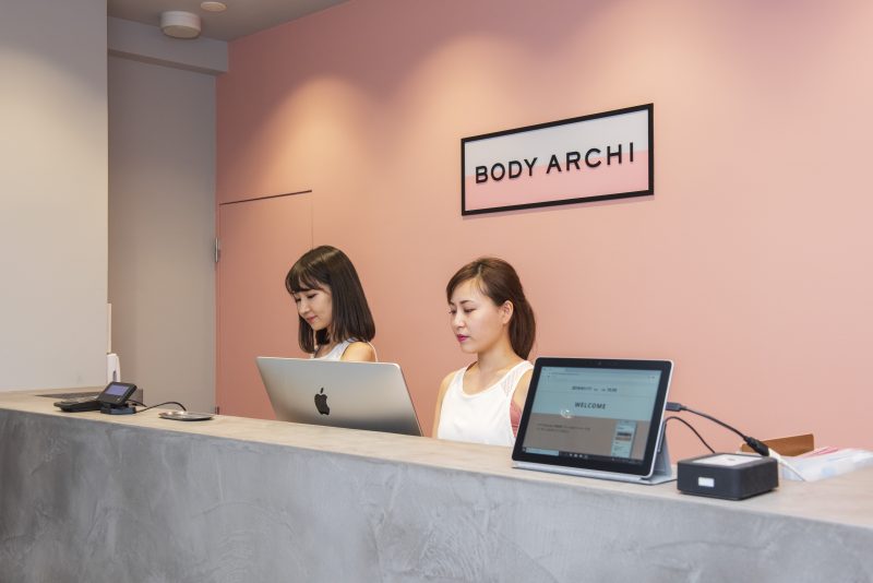 「BODY ARCHI」受付に女性が２人座っている