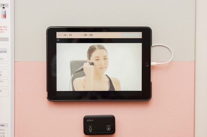 タブレットで施術の仕方をレクチャーしている