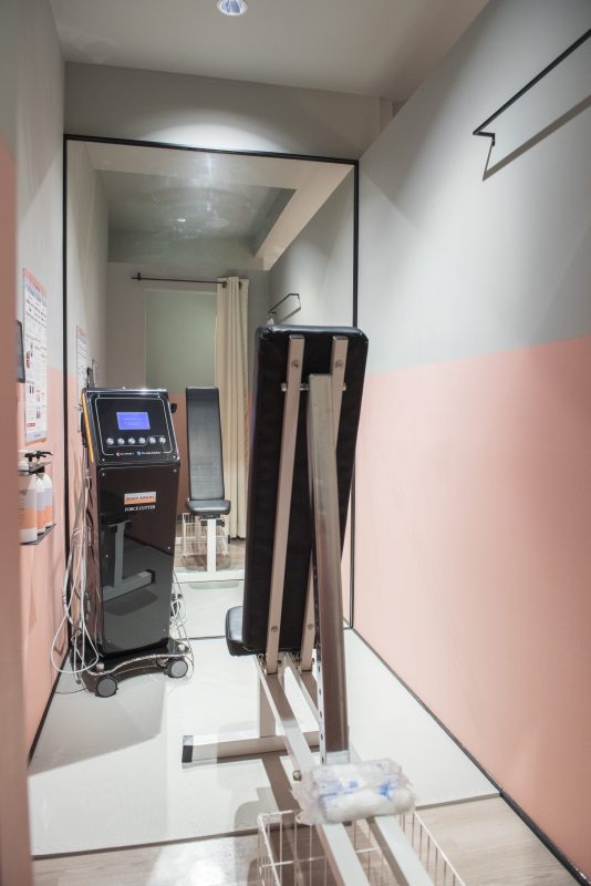 壁一面が鏡になった部屋に、エステマシンがおかれている