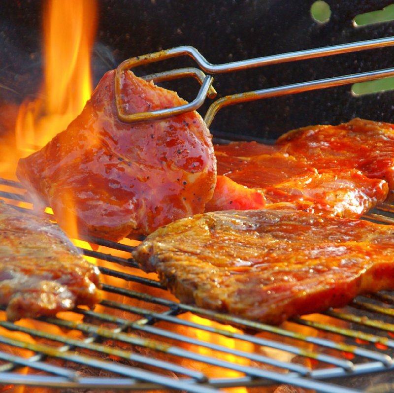 トングで肉を焼いている