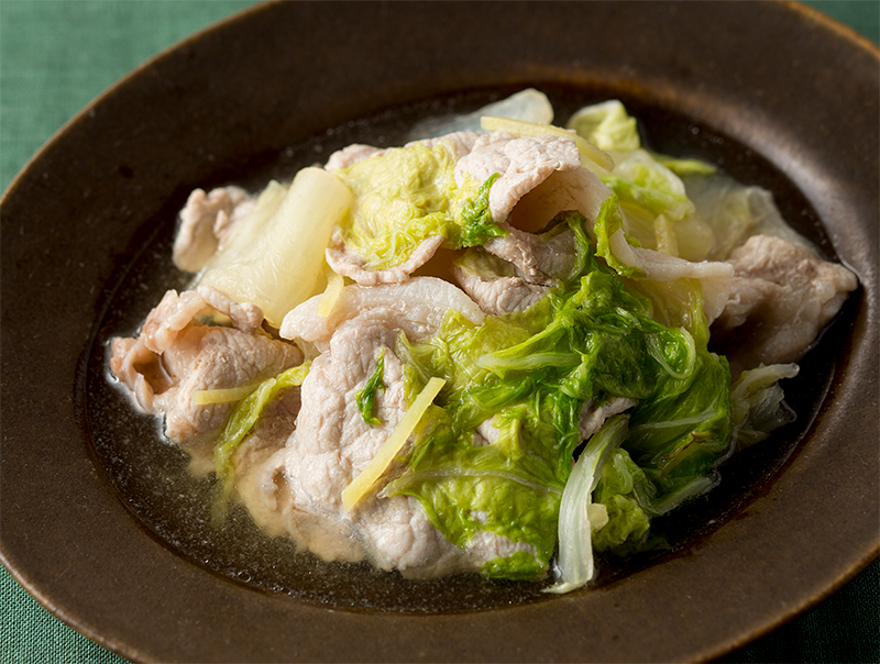 深めのお皿に盛り付けられた豚肉と白菜のさっと煮