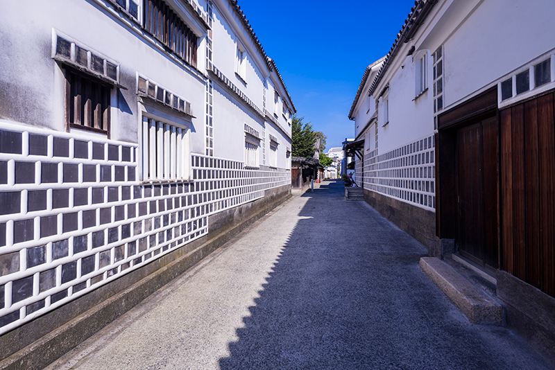 白壁が美しい蔵が立ち並んでいる