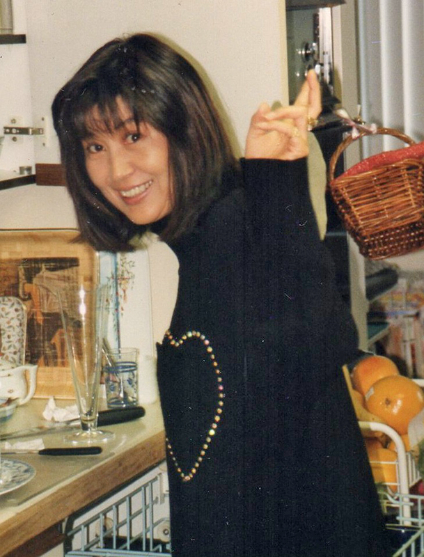 雑貨店でピースサインをする上野さん