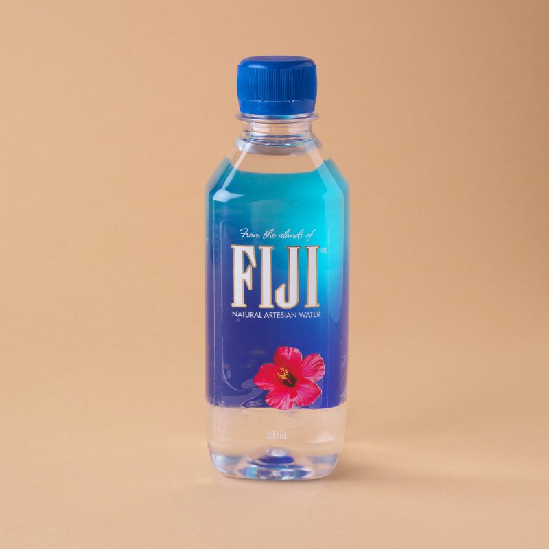 インターパイロンのFIJI WATER 330ml