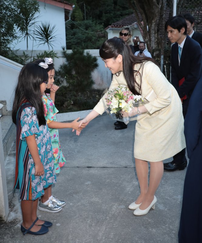 リオ日系協会で少女たちと握手を交わす眞子さま