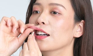 平塚千瑛　筱山紀信 TVで話題！人気グラドル平塚千瑛がメイク用スポンジでほうれい線を消すテク公開 (1/1)| 女性セブンプラス