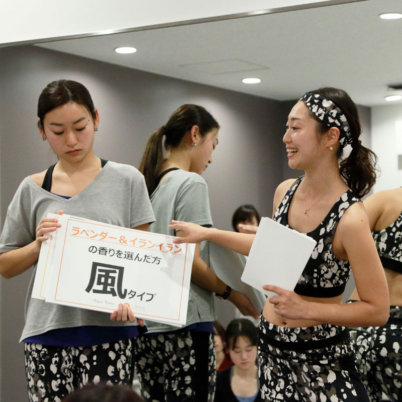 ホットヨガスタジオ LAVAのトップインストラクター横田佳代子さんが香り診断を行う