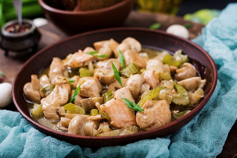 セロリと鶏肉の炒め物が皿に盛りつけられている