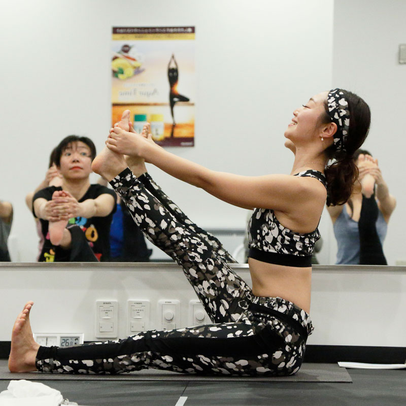 LAVAトップインストラクター・横田佳代子さんがヨガポーズを披露