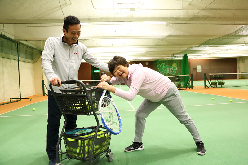 コーチにすがりつくオバ記者