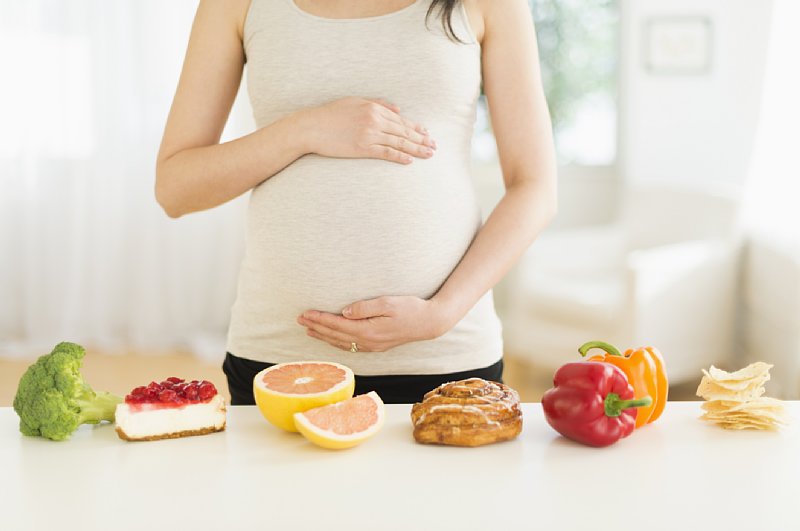 食べ物を前にして、我慢している女性