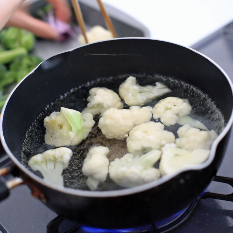 カリフラワーを鍋で茹でている