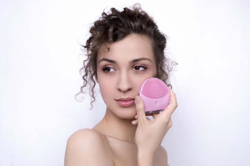 FOREO『LUNA mini2』を使用している女性