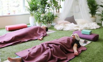 ヨガで睡眠改善!?「10分で2時間分の睡眠に匹敵する」ポーズも含む『ホッと一息ヨガ』を【体験レポ…