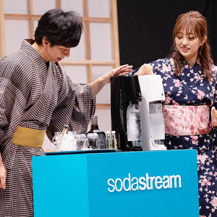 ソーダストリームで炭酸水を作る渡部建と菊地亜美