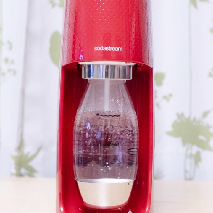 ソーダストリームで炭酸水を作っている様子