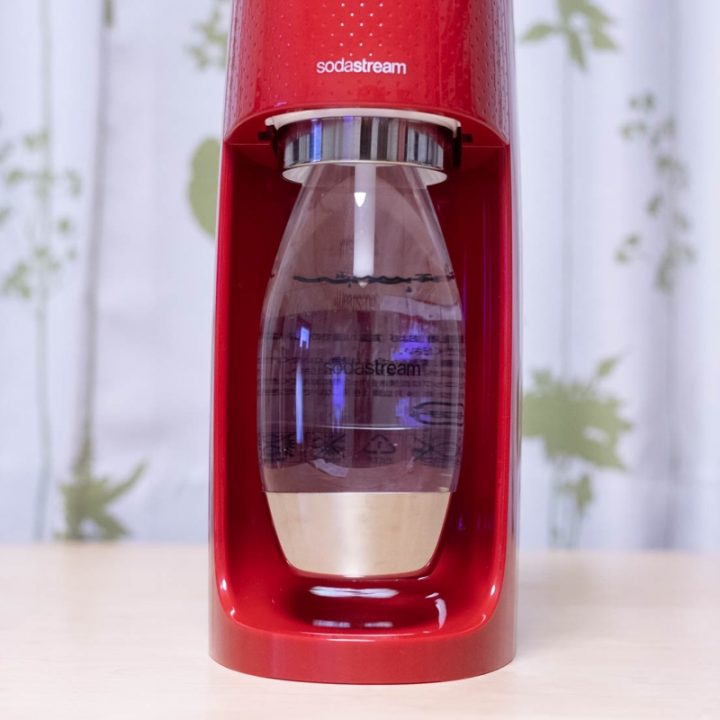 ソーダストリームで炭酸水を作っている様子