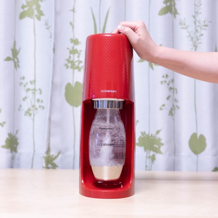 ソーダストリームで炭酸水を作っている様子