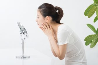 アラサー女子の乾燥肌を救うのは「フェイシャルオイル」!? ユーザーが語る使い方とマッサージテク