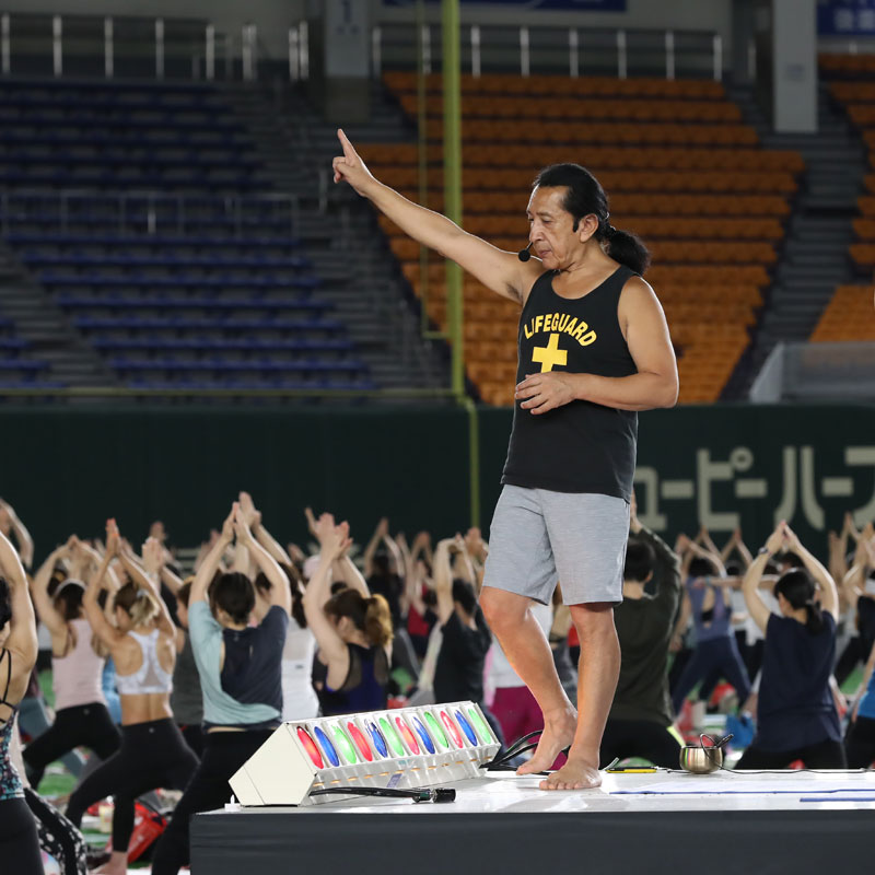 『JEXER TOKYO DOME NIGHT YOGA 2019』で行われたケン・ハラクマによるヨガレッスン