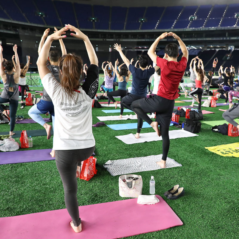 『JEXER TOKYO DOME NIGHT YOGA 2019』で行われた「POP Pilates（ポップピラティス）」を行う参加者