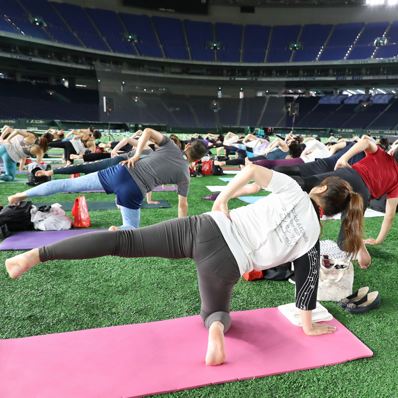 『JEXER TOKYO DOME NIGHT YOGA 2019』で行われた「POP Pilates（ポップピラティス）」を行う参加者