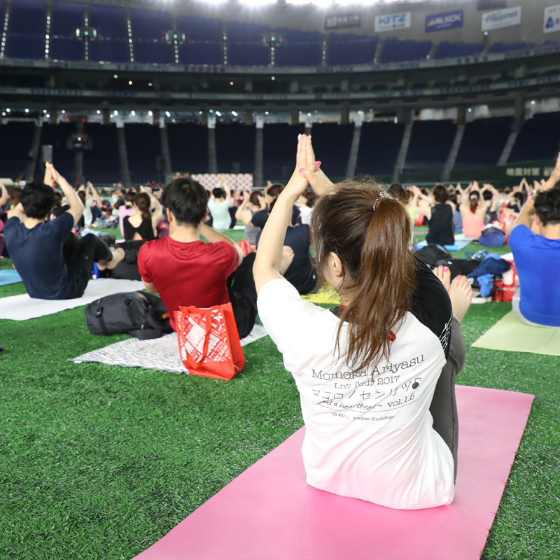 『JEXER TOKYO DOME NIGHT YOGA 2019』で行われた「POP Pilates（ポップピラティス）」を行う参加者