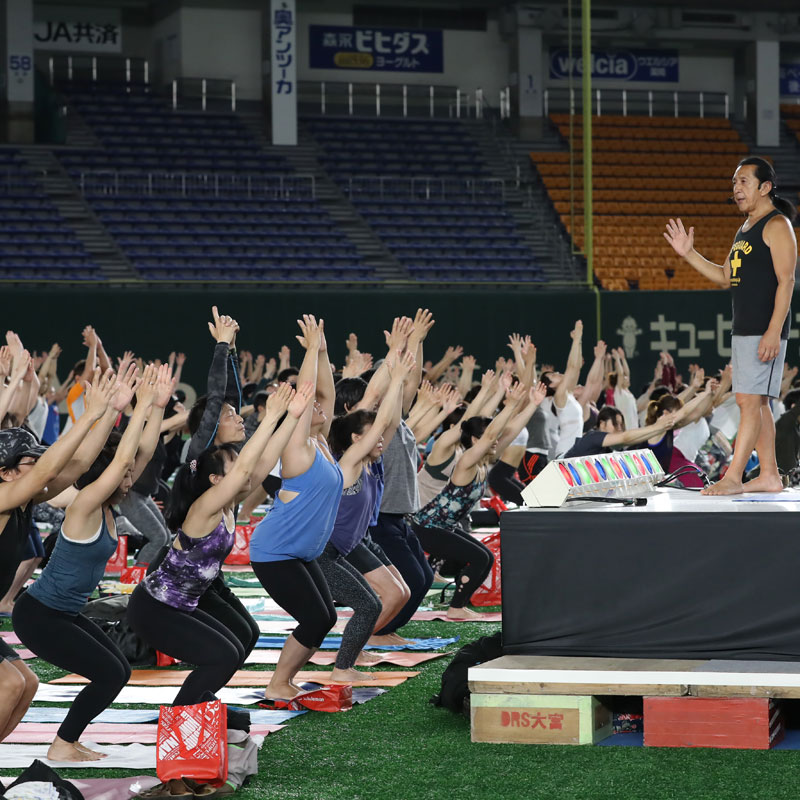 『JEXER TOKYO DOME NIGHT YOGA 2019』で行われたケン・ハラクマによるヨガレッスン