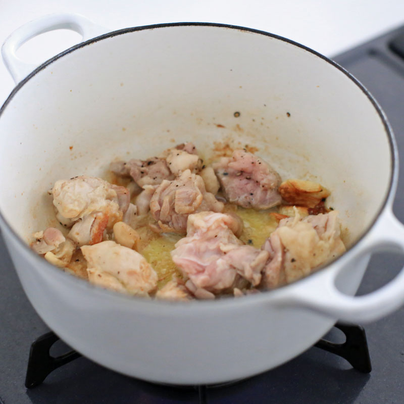 鍋で煮込まれている鶏肉