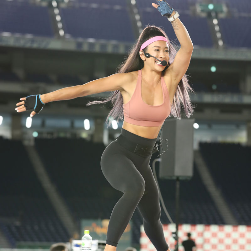 『JEXER TOKYO DOME NIGHT YOGA 2019』で「POP Pilates（ポップピラティス）」を指導するRisaさん