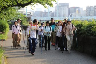 ノルディック・ウォーキングがすごい！その効果と歩き方＆ポールの持ち方など基本を解説