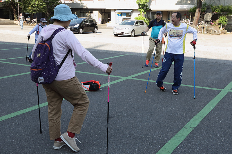 足首回しをして準備体操するオバ記者