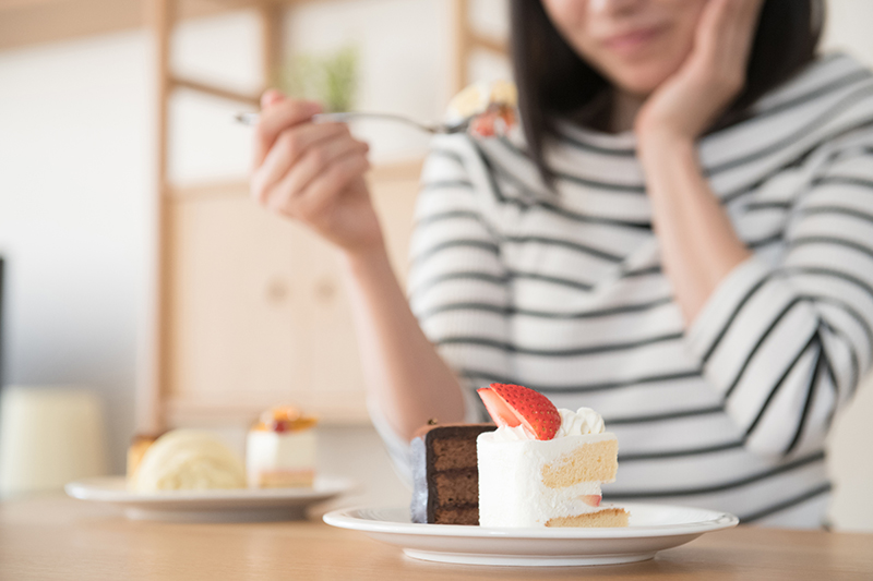 ケーキを食べる女性