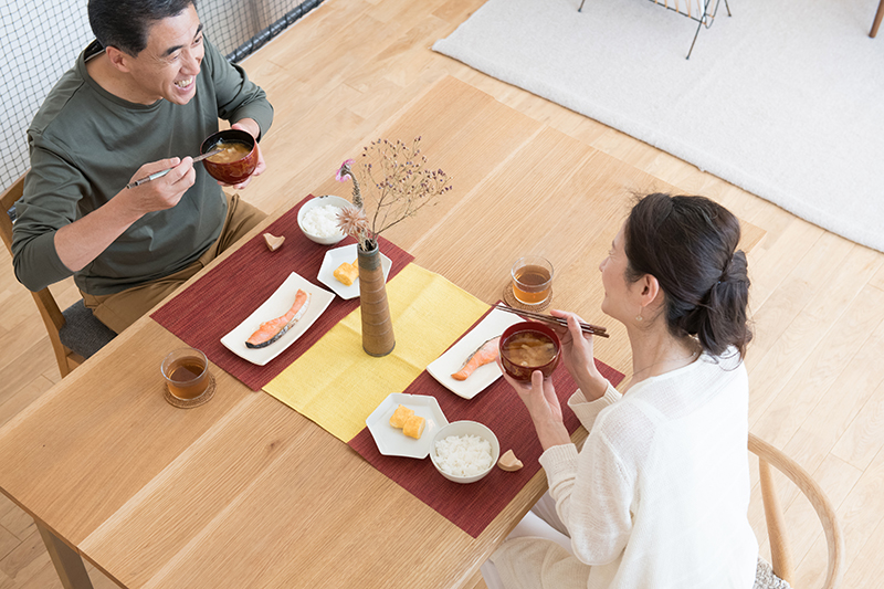 笑顔で食事をする男女